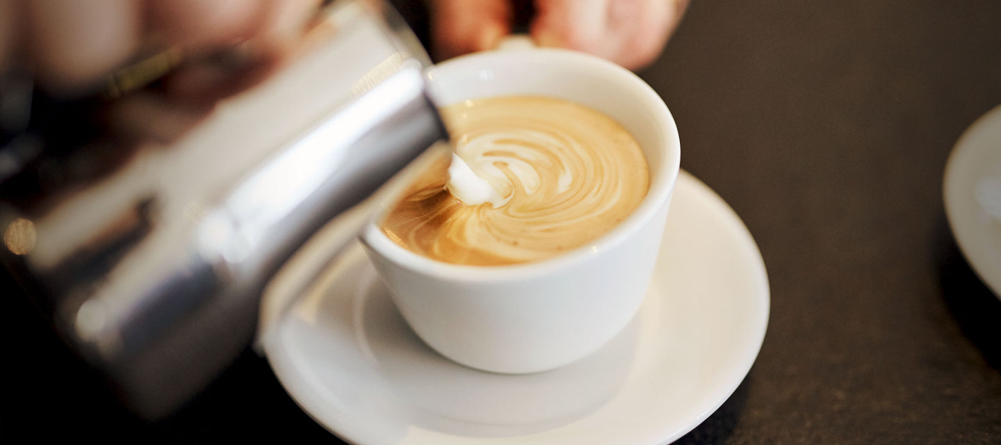 Perfekter Cappucino mit Latte Art in der delmocca Kuchenbar